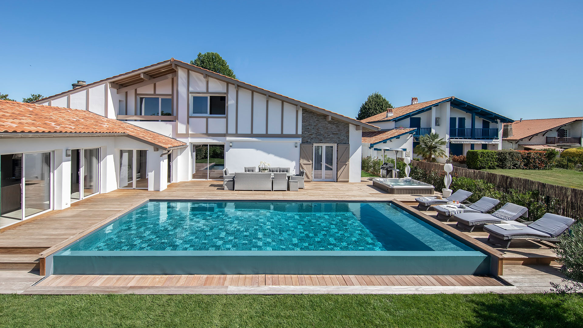 piscine maison bleue