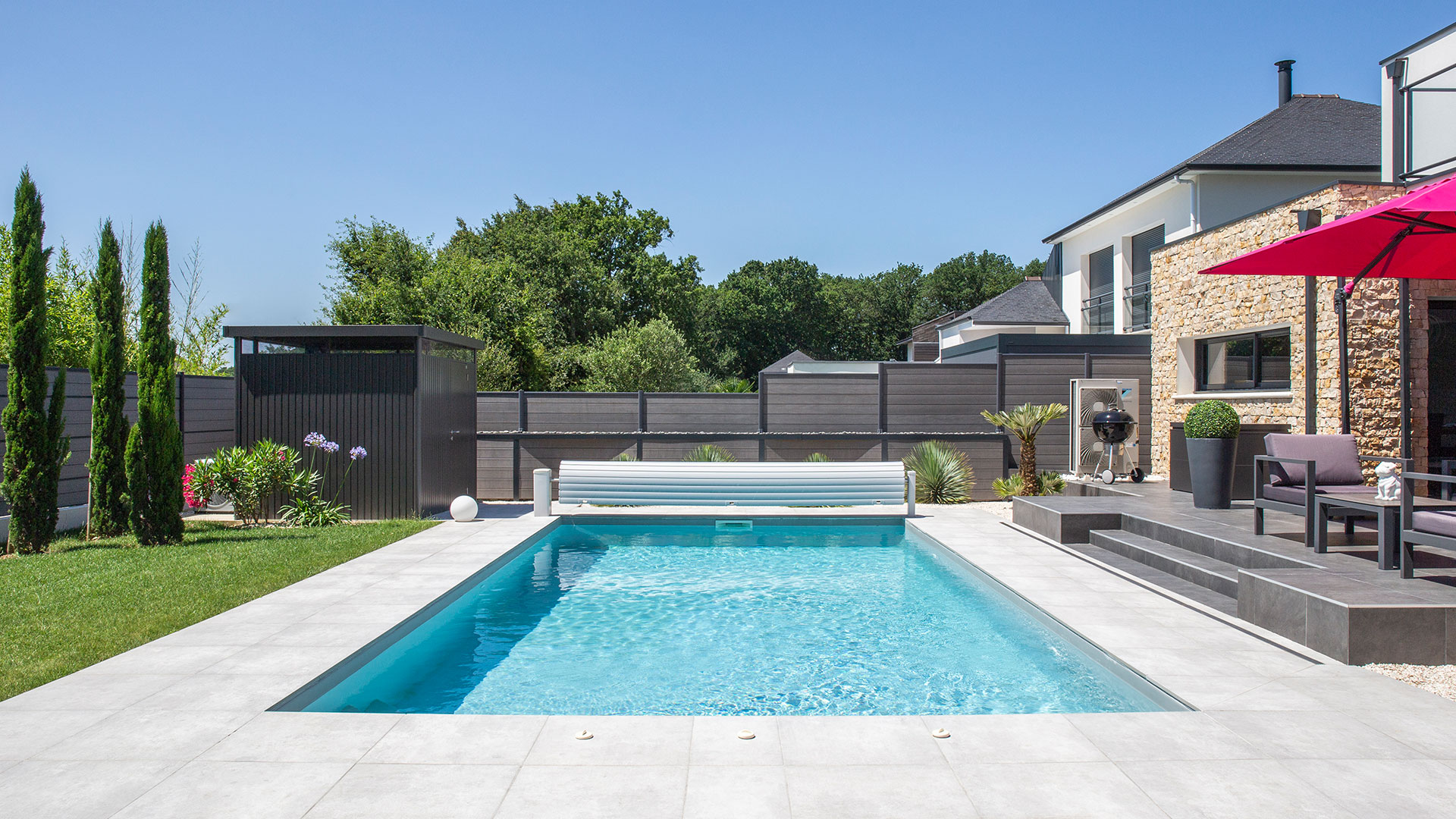 piscine ensoleillée maison