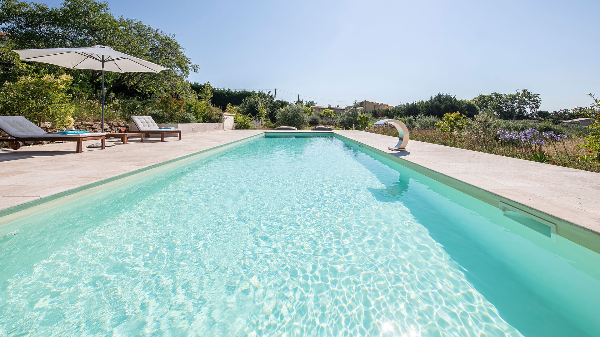 grande piscine spacieuse