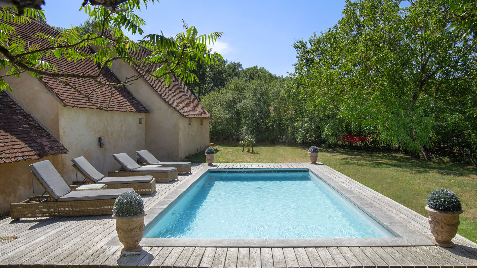 piscine maison pelouse