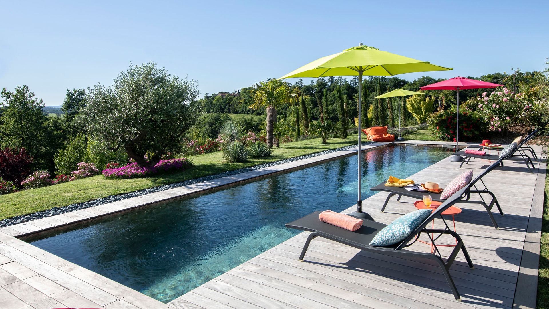 piscine jardin parasol