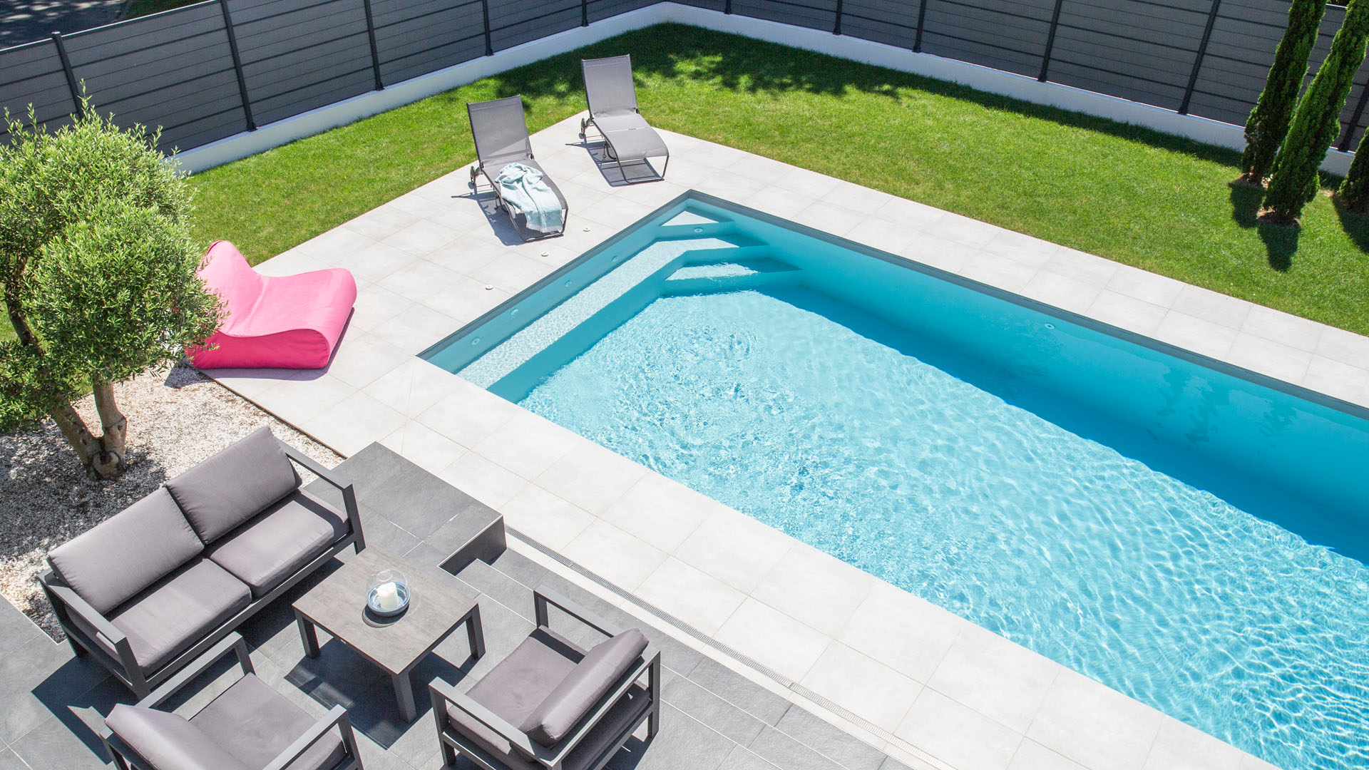 piscine jardin bleue