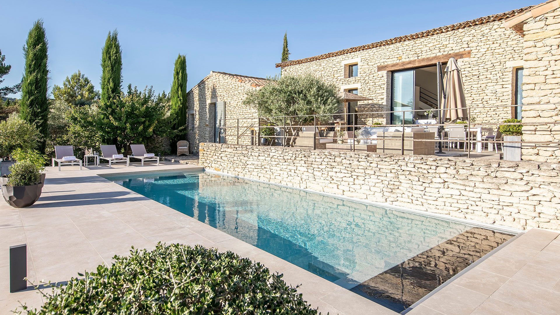 piscine maison traditionnelle