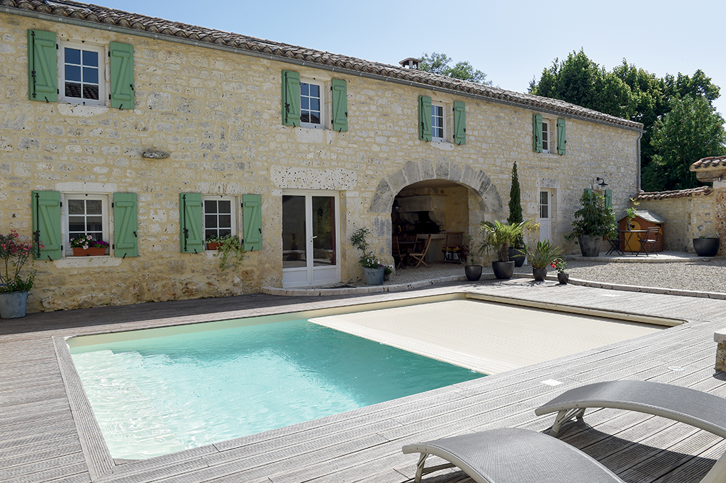 piscine traditionnelle briques
