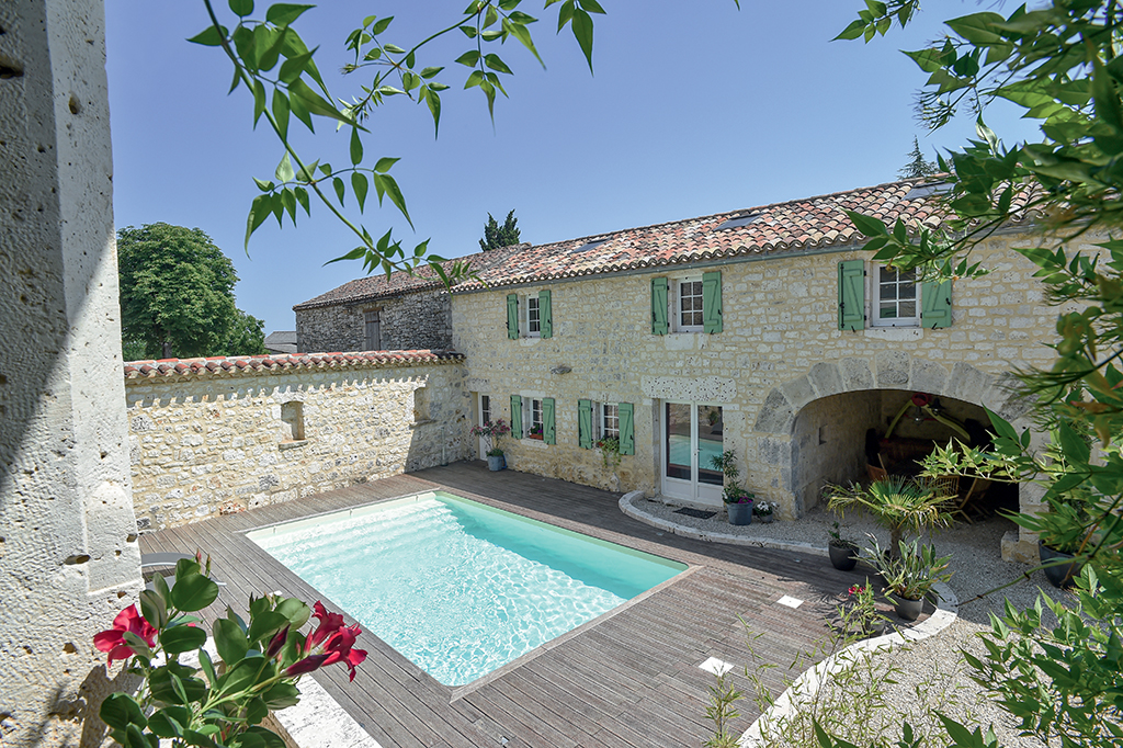 piscine traditionnelle briques